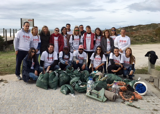 Voluntários do ISQ limpam praia da Aguda