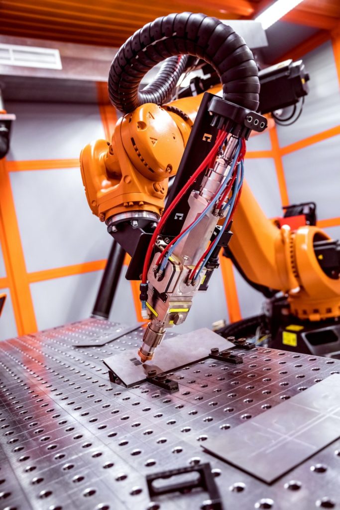 Fibre laser robotic remote cutting system