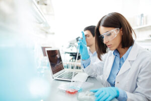 Técnicos em laboratório